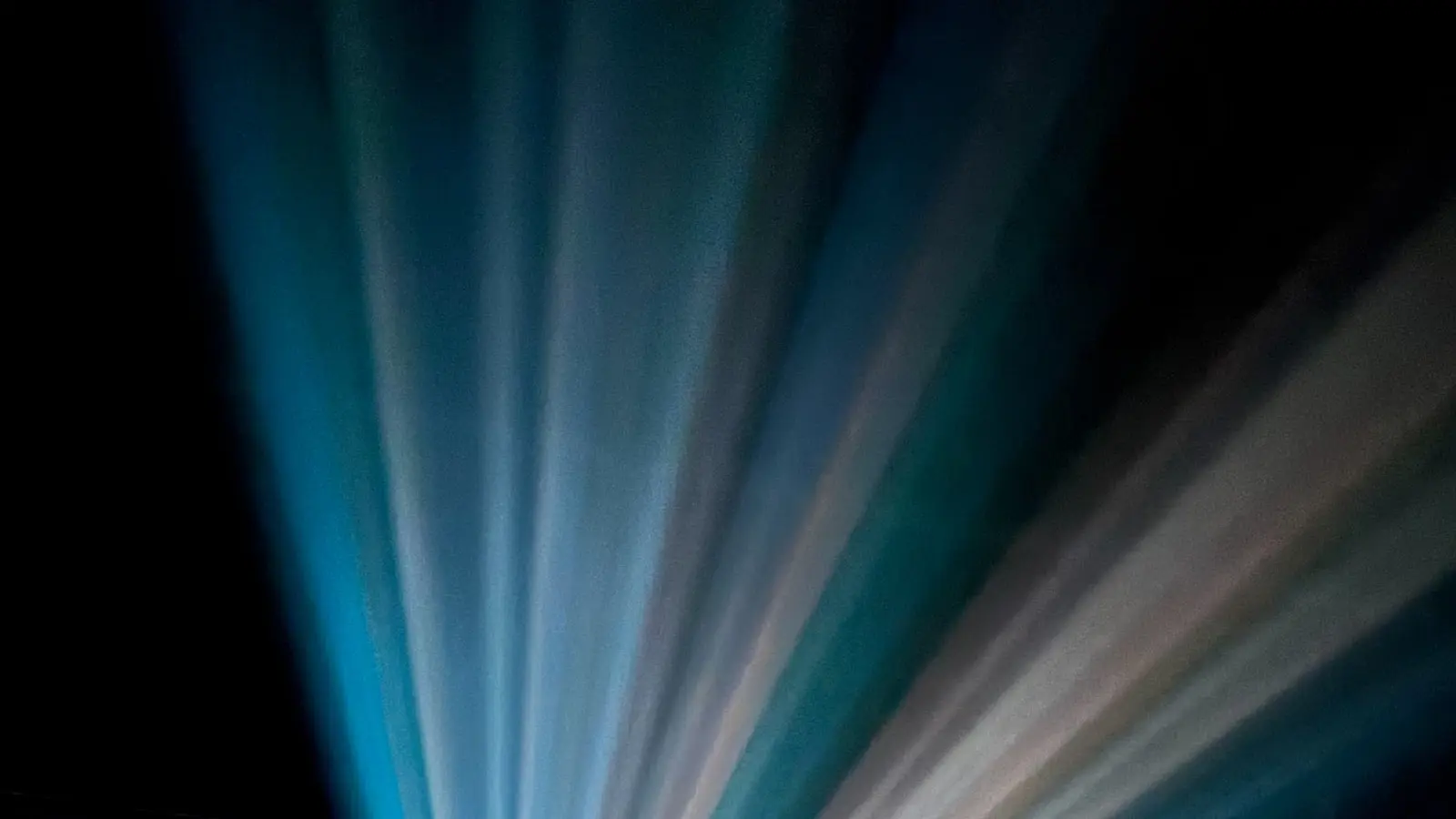 Faisceaux lumineux de projection dans une salle obscure — mise en route de votre installation IPTV
